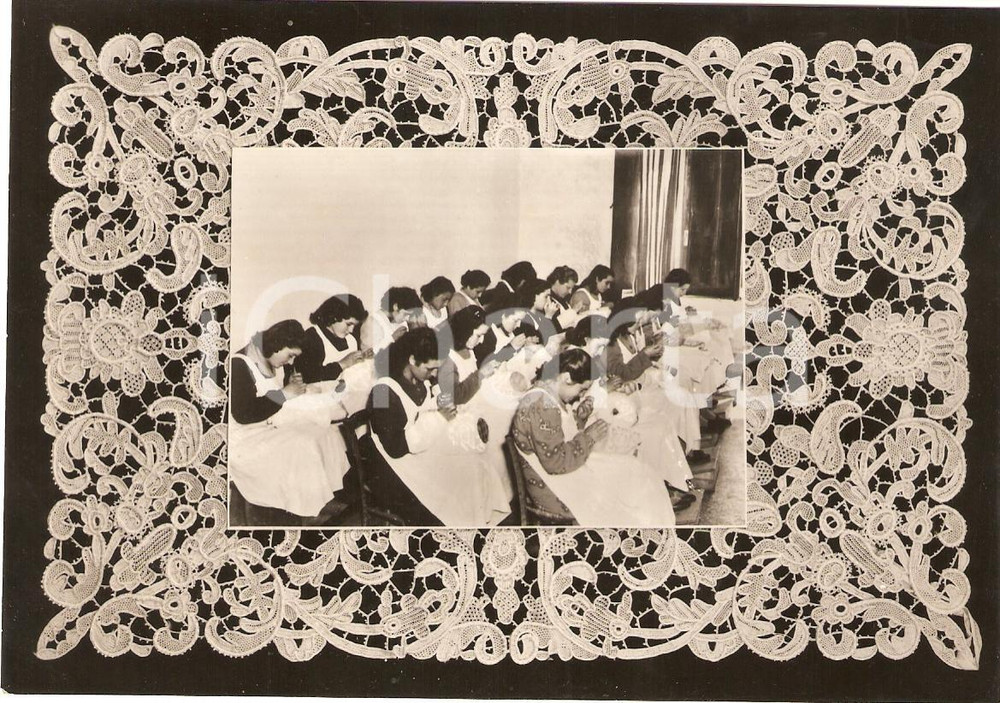 Cartolina originale da collezione 1950 ca VENEZIA Isola di BURANO Merlettaie al lavoro Cartolina FG NV 1