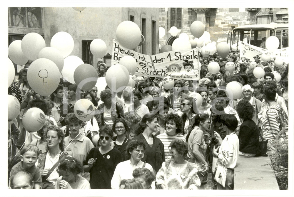 Fotografia d epoca originale 1991 BASILEA Primo SCIOPERO DONNE SVIZZERE  Palloncini e striscioni Fotografia 1