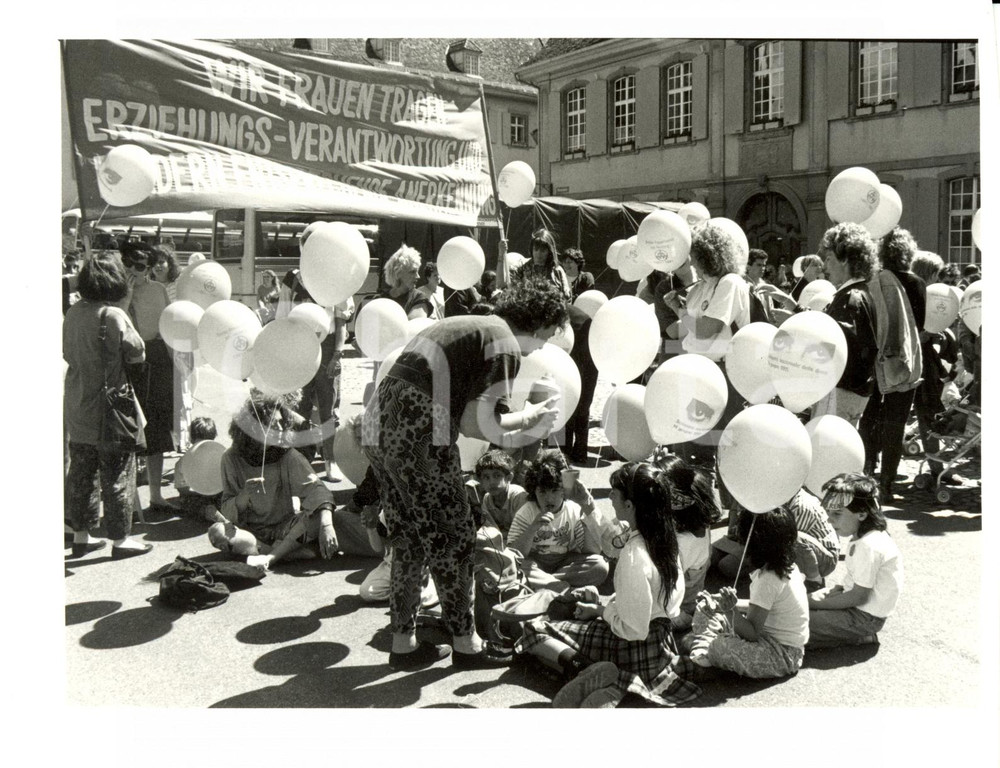 Fotografia d epoca originale 1991 BASILEA CH Sciopero DONNE  Studentesse manifestano con palloncini Foto 1