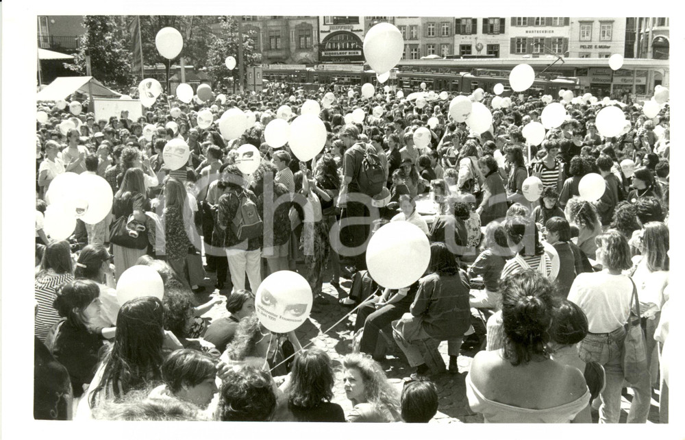 Fotografia d epoca originale 1991 BASILEA Primo SCIOPERO DONNE SVIZZERE  Palloncini per uguaglianza Foto 1