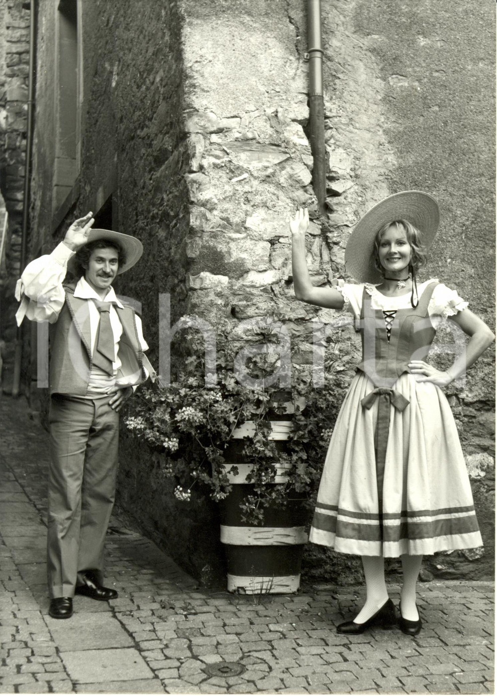 Fotografia d epoca originale 1980 ca VEVEY Svizzera Coppia in costume tradizionale posa in un vicolo Foto 1