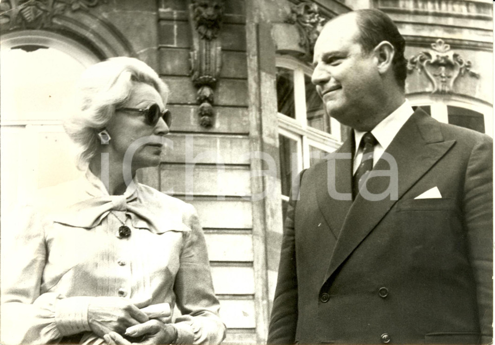 Fotografia d epoca originale 1976 PARIS F Raymond BARRE et sa femme Eva HEGEDUS Ã  Hotel MATIGNON Photo 1