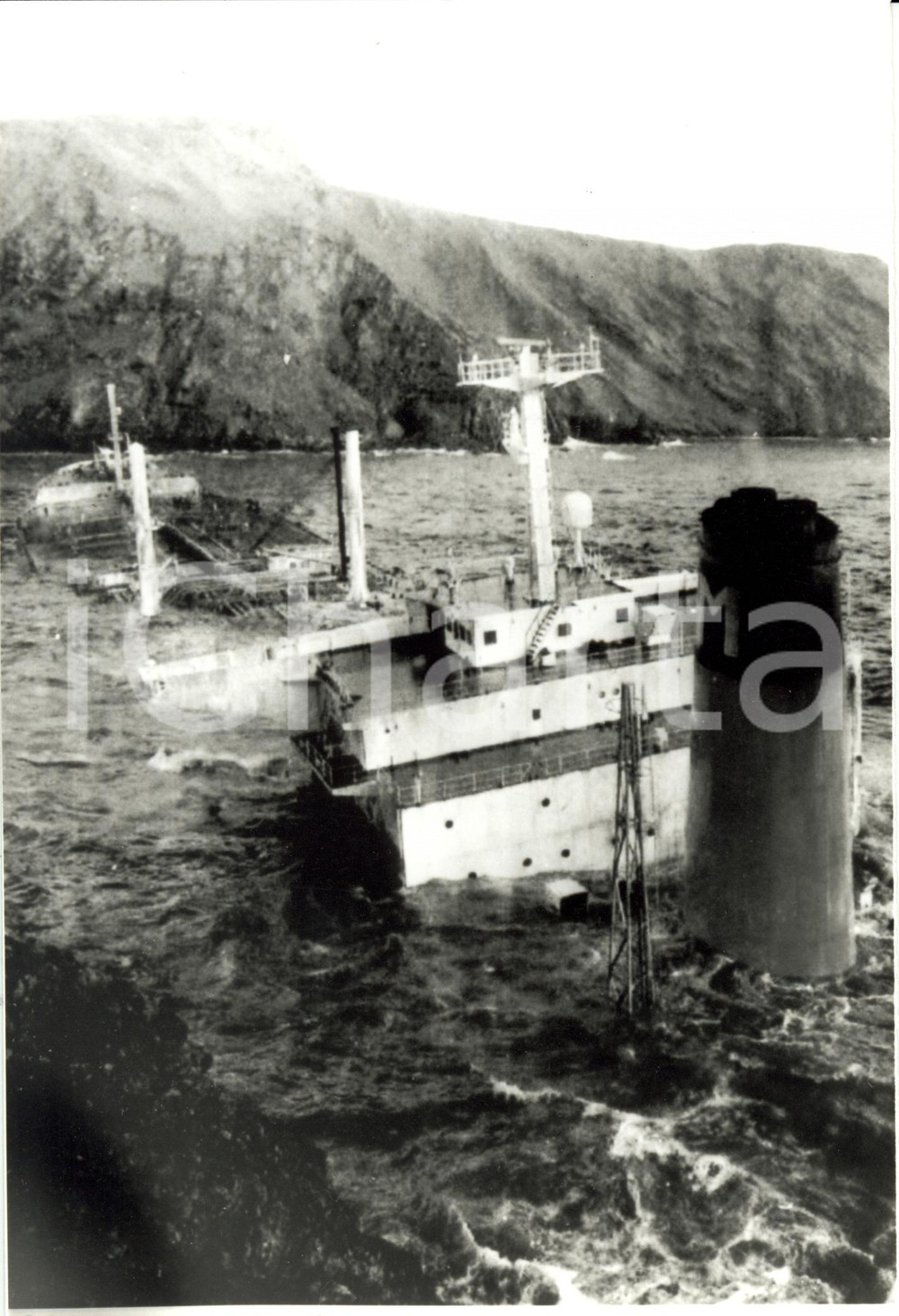 Fotografia d epoca originale 1993 ISOLE SHETLAND Scozia Petroliera BRAER affonda e inquina acque Foto 1