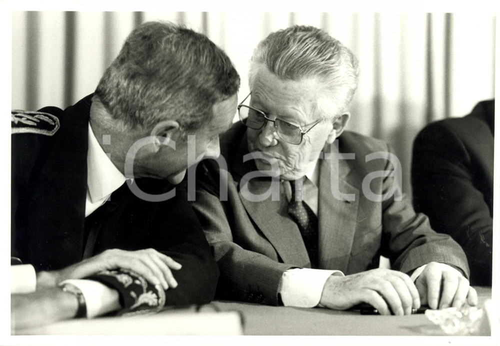 Fotografia d epoca originale 1990 FRANCE ThÃ©o BRAUN et Jacques BAREL parlent Photographie 1