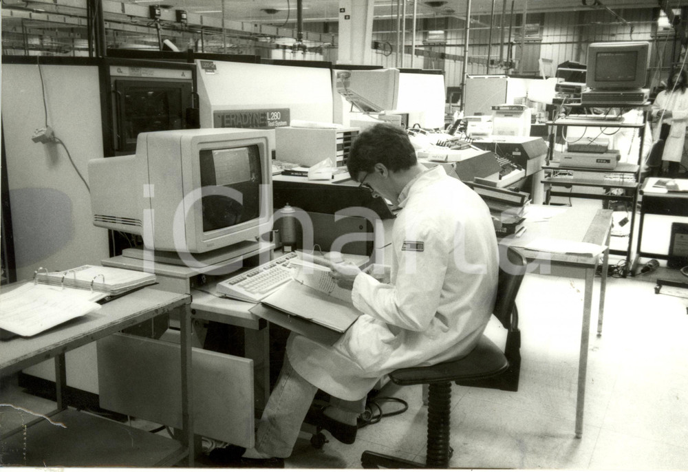 Fotografia d epoca originale 1989 ANGERS F BULL industria Informatica  Tecnico al lavoro TERADYNE Photo 1