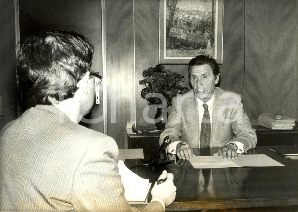 Fotografia d epoca originale 1980 ca FRANCIA Jean ROYER a colloquio con un giornalista nel suo studio Foto 1