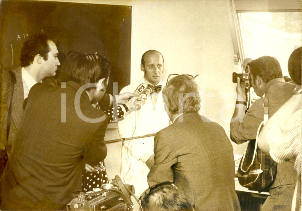 Fotografia d epoca originale 1973 PARIS F Hopital FOCH SURESNES Daniel GUILMET confÃ©rence de presse Photo 1