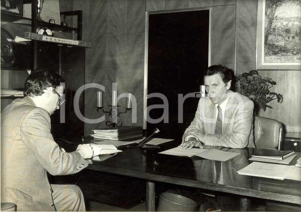 Fotografia d epoca originale 1980 ca FRANCIA Jean ROYER durante un intervista rilasciata nel suo studio Foto 1