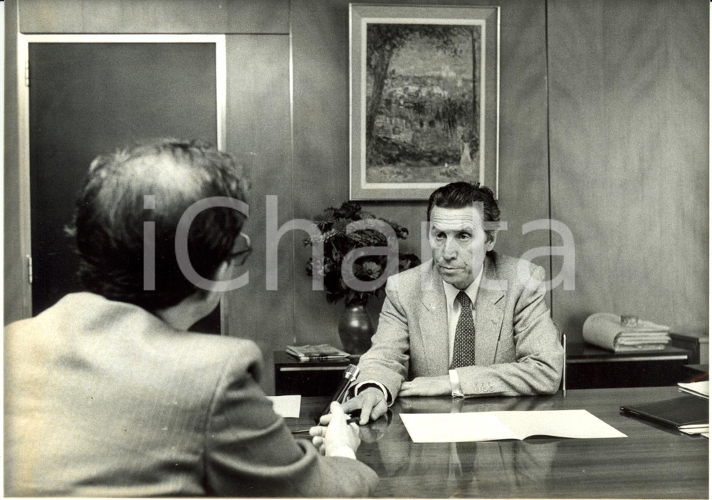 Fotografia d epoca originale 1980 ca FRANCIA Jean ROYER rilascia un intervista nel suo studio Fotografia 1