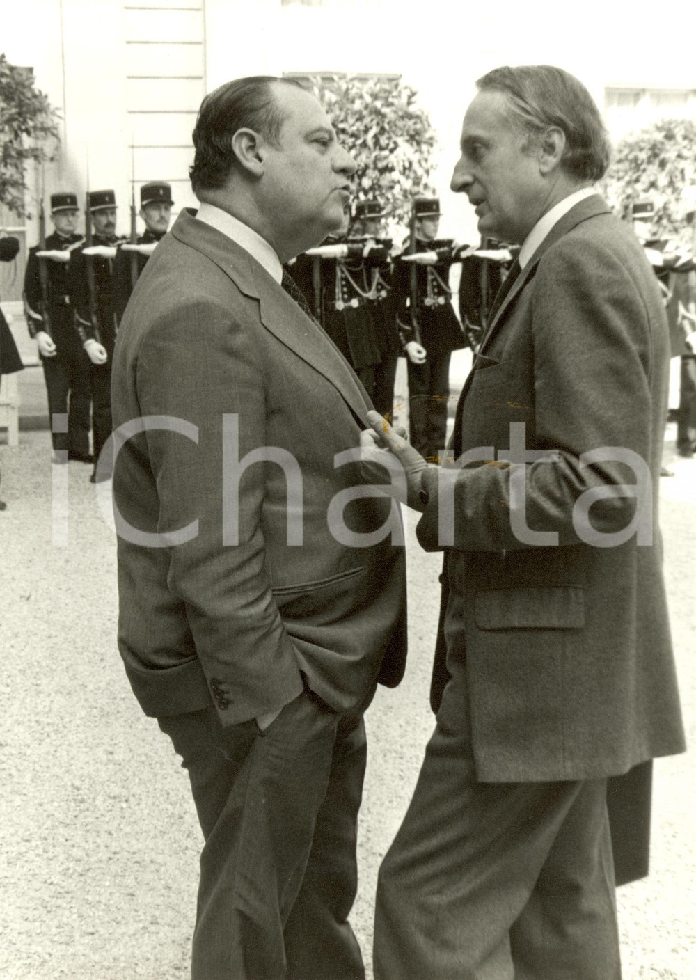 Fotografia d epoca originale 1979 PARIS Raymond BARRE e JeanFrançois DENIAU discutono fuori dall ELISEO 1
