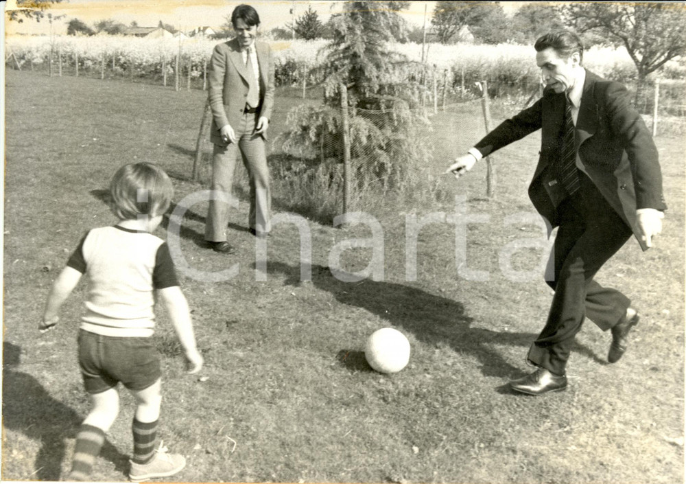 Fotografia d epoca originale 1974 TOURS F Jean ROYER gioca a calcio con nipote JeanGregoire e figlio GÃ©rard 1