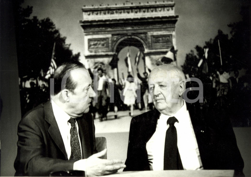 Fotografia d epoca originale 1985 FRANCE Henri AMOROUX et Christian PINEAU Debat Dossiers de l Ecran Photo 1