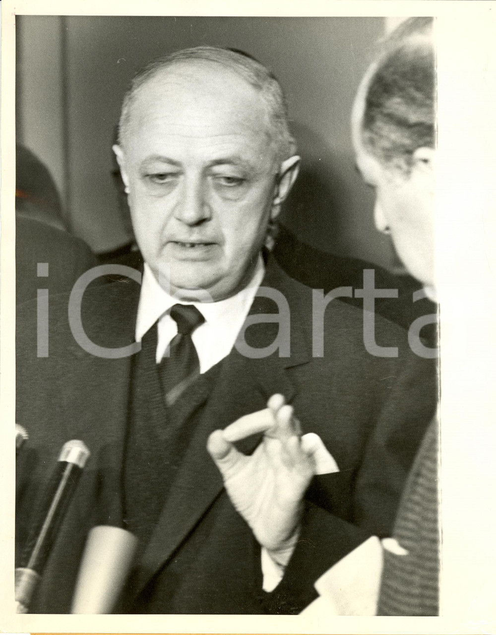 Fotografia d epoca originale 1957 NEW YORK USA Christian PINEAU Ministro Esteri FRANCIA rilascia intervista 1