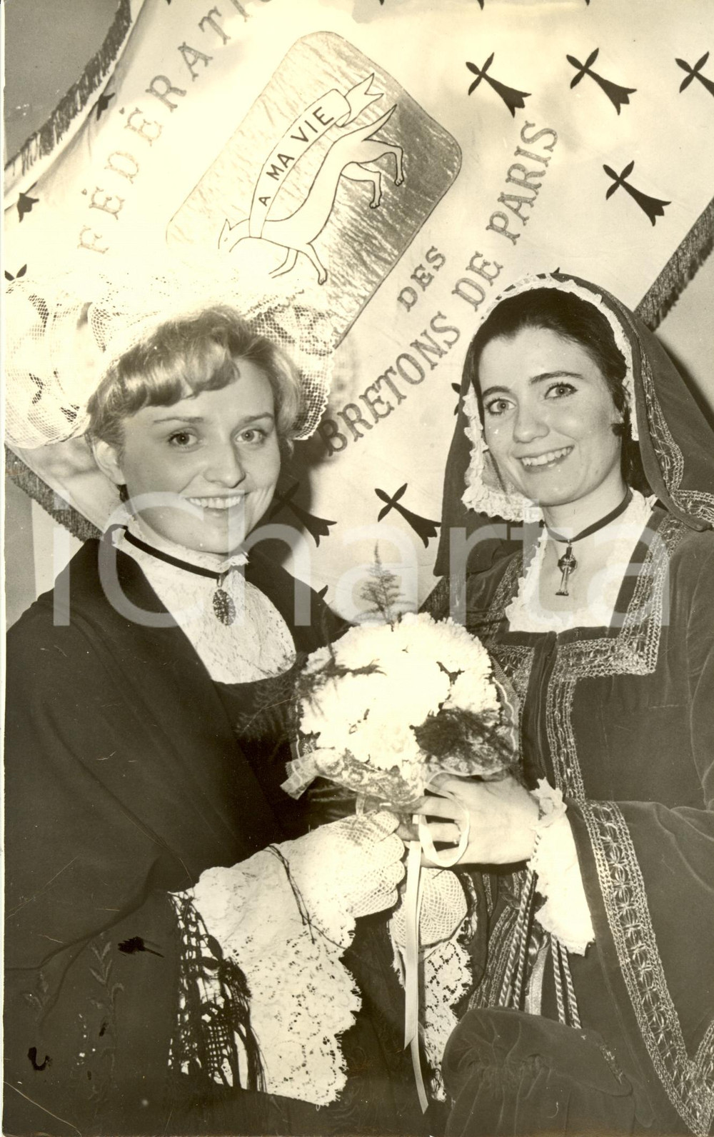 Fotografia d epoca originale 1975 ca FRANCE FÃ©dÃ©ration BRETONS de PARIS  Femmes costume traditionnel Photo 1