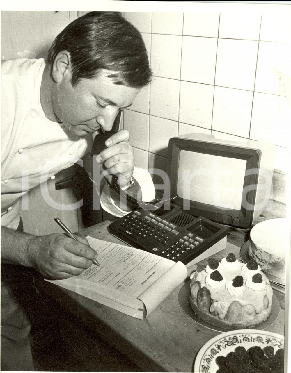 Fotografia d epoca originale 1980 ca FRANCIA MINITEL  Cuoco utilizza sistema videotex Fotografia 1