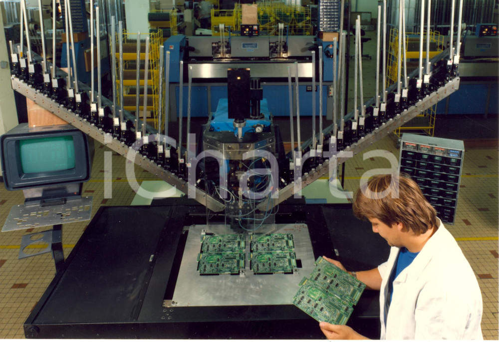 Fotografia d epoca originale 1980 ca FRANCE MINITEL  Realizzazione apparecchi per servizio telematico Foto 1