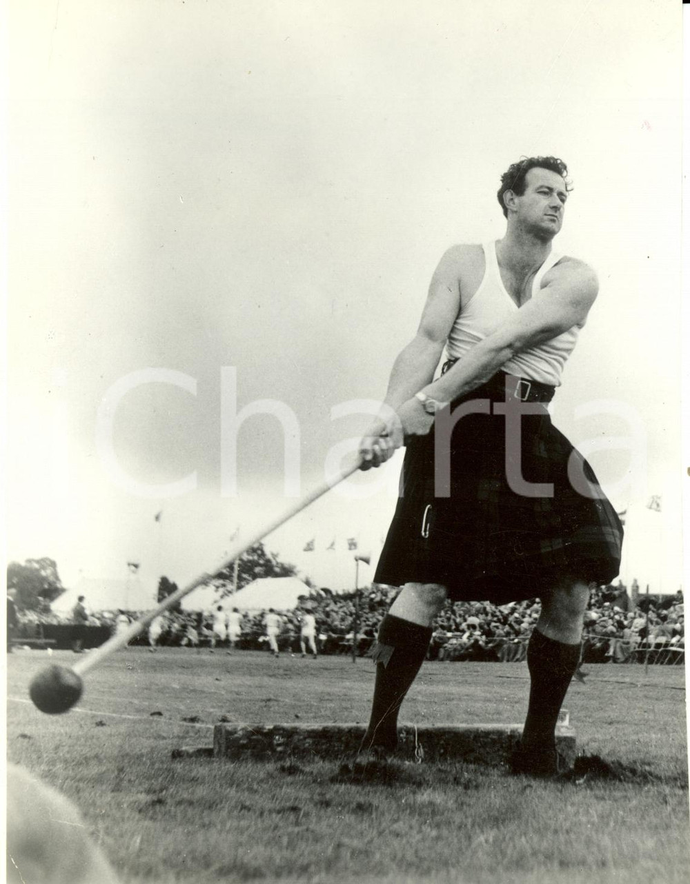 Fotografia d epoca originale 1985 ca ISOLE SHETLAND Scozia HIGHLAND Games  Atleta lancio Martello Foto 1