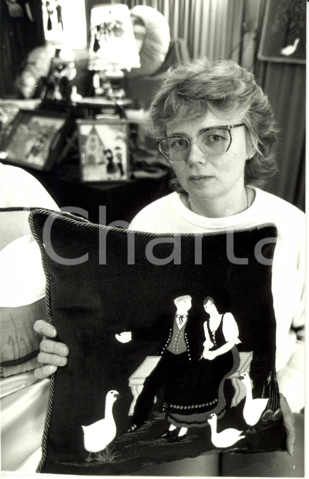 Fotografia d epoca originale 1993 COLMAR F Salone Lavoro Manuale  Artigiana mostra cuscino ricamato Foto 1