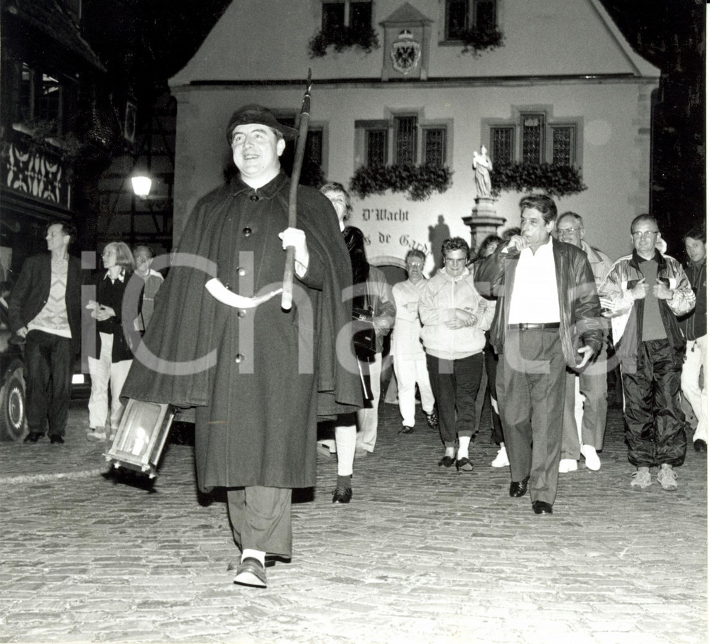 Fotografia d epoca originale 1983 TURCKHEIM F Veilleur nuit cÃ©lÃ¨bre 25 Anniversaire avec villageois Photo 1
