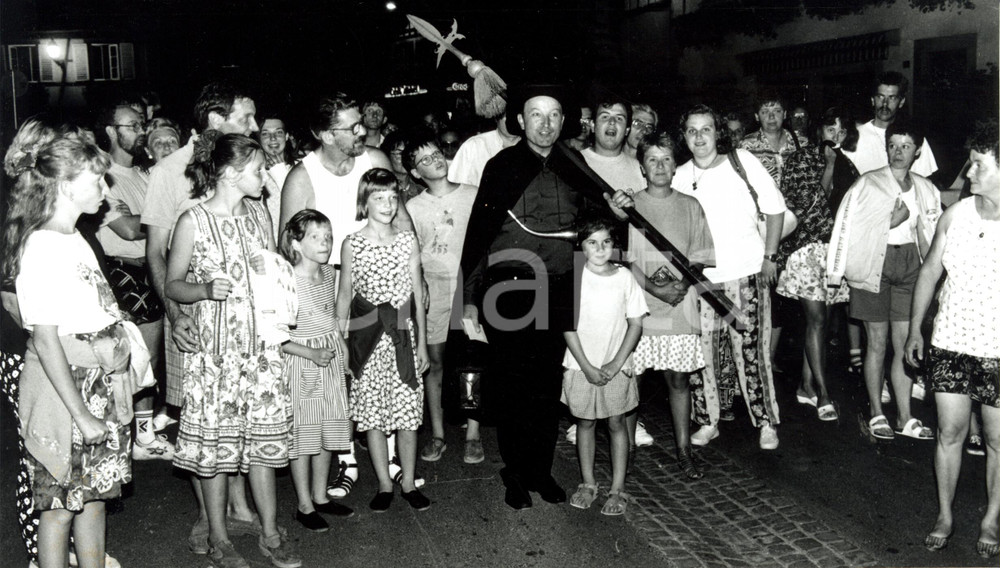 1983 EGUISHEIM F Veilleur de nuit célèbre 25 Anniversaire avec villageois *Photo