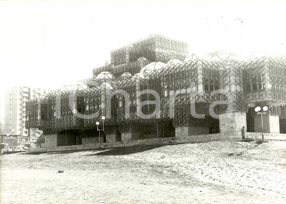 Fotografia d epoca originale 1985 ca PRISTINA Kosovo La facciata della NATIONAL LIBRARY Fotografia 1