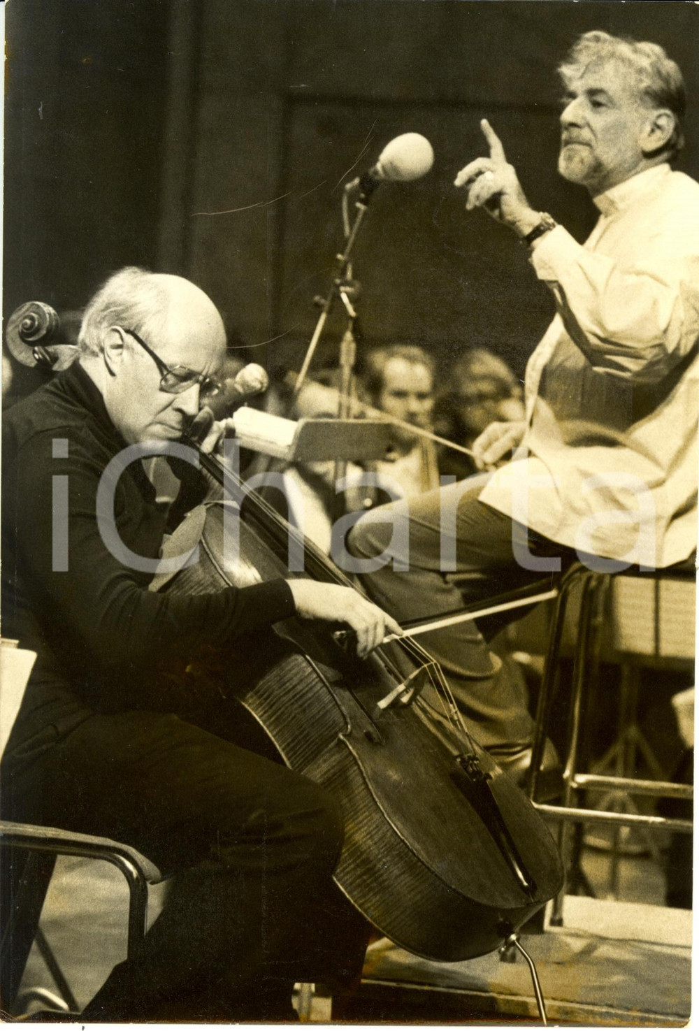 Fotografia d epoca originale 1980 ca FRANCIA Mstislav ROSTROPOVITCH e Leonard BERNSTEIN in concerto Foto 1