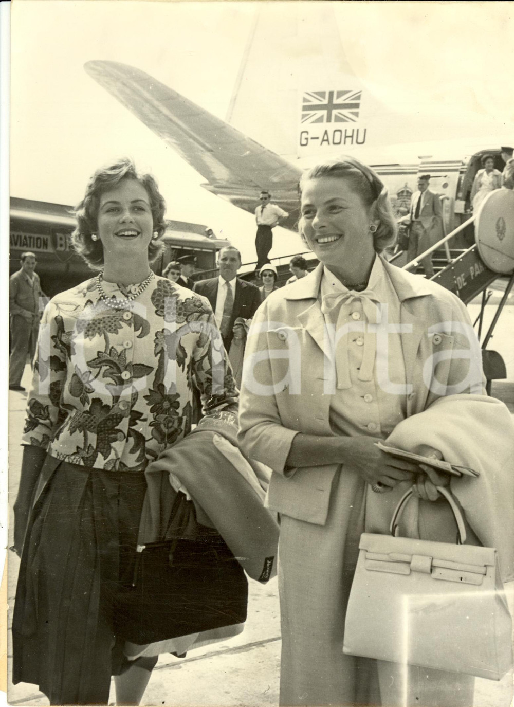 Fotografia d epoca originale 1958 PARIS F LE BOURGET Ingrid BERGMAN et sa fille Jenny Photographie 1