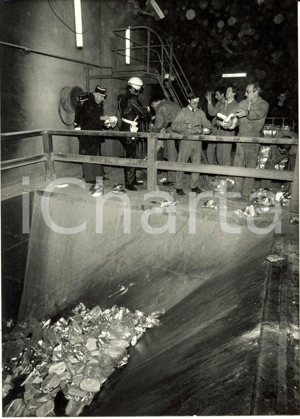 Fotografia d epoca originale 1985 ca MULHOUSE F Hashish sequestrato viene bruciato all inceneritore Foto 1