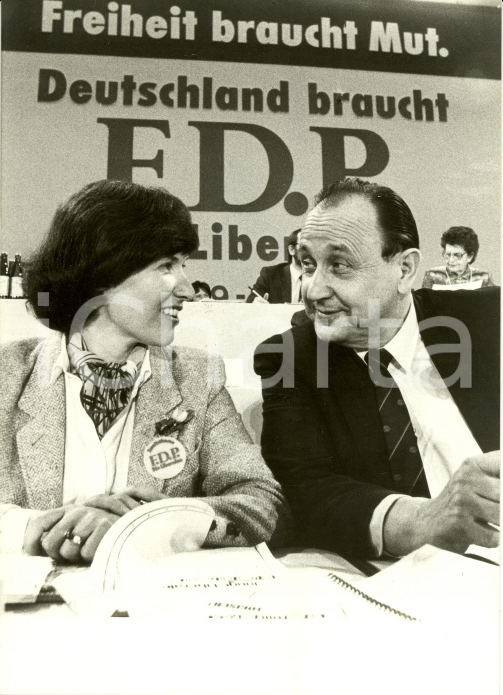 Fotografia d epoca originale 1983 GERMANIA HansDietrich GENSCHER Irmgard SCHWAETZER Campagna elettorale FDP 1
