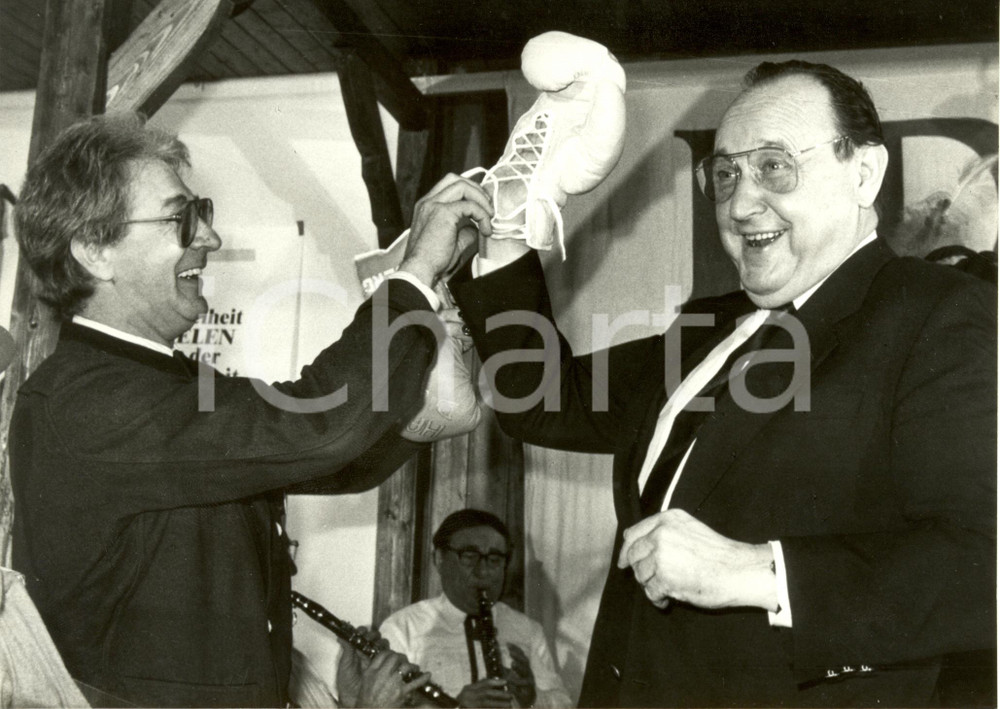 Fotografia d epoca originale 1987 BONN D HansDietrich GENSCHER riceve in dono guantoni da boxe Fotografia 1