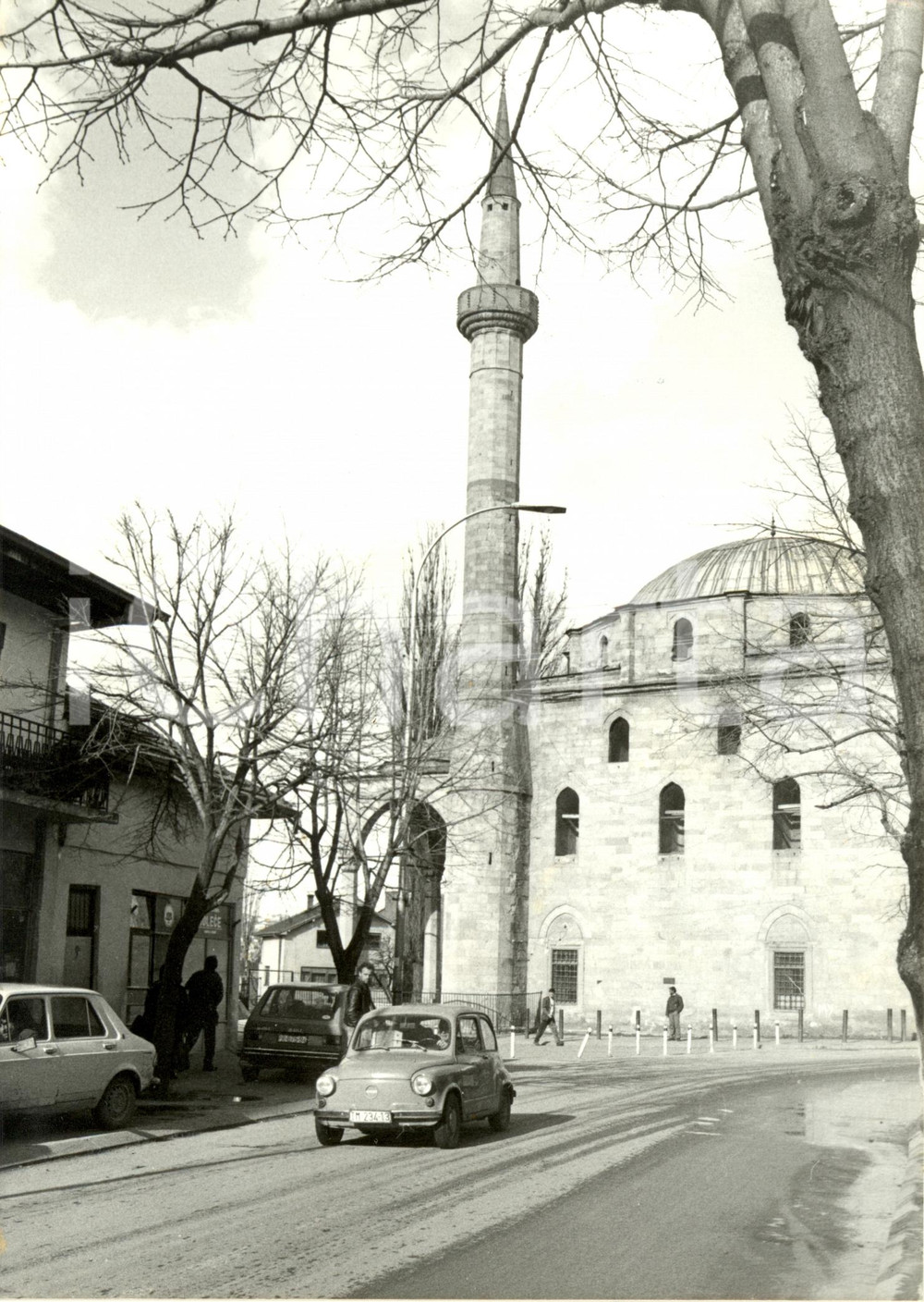 Fotografia d epoca originale 1985 ca PRISTINA Kosovo La piÃ¹ antica Moschea Minareto ZASTAVA 600 Foto 1