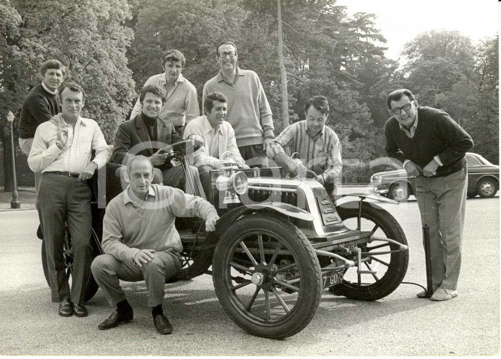 Fotografia d epoca originale 1968 FRANCE Les Compagnons de la Chanson sur voiture  Guy BOURGUIGNON Photo 1