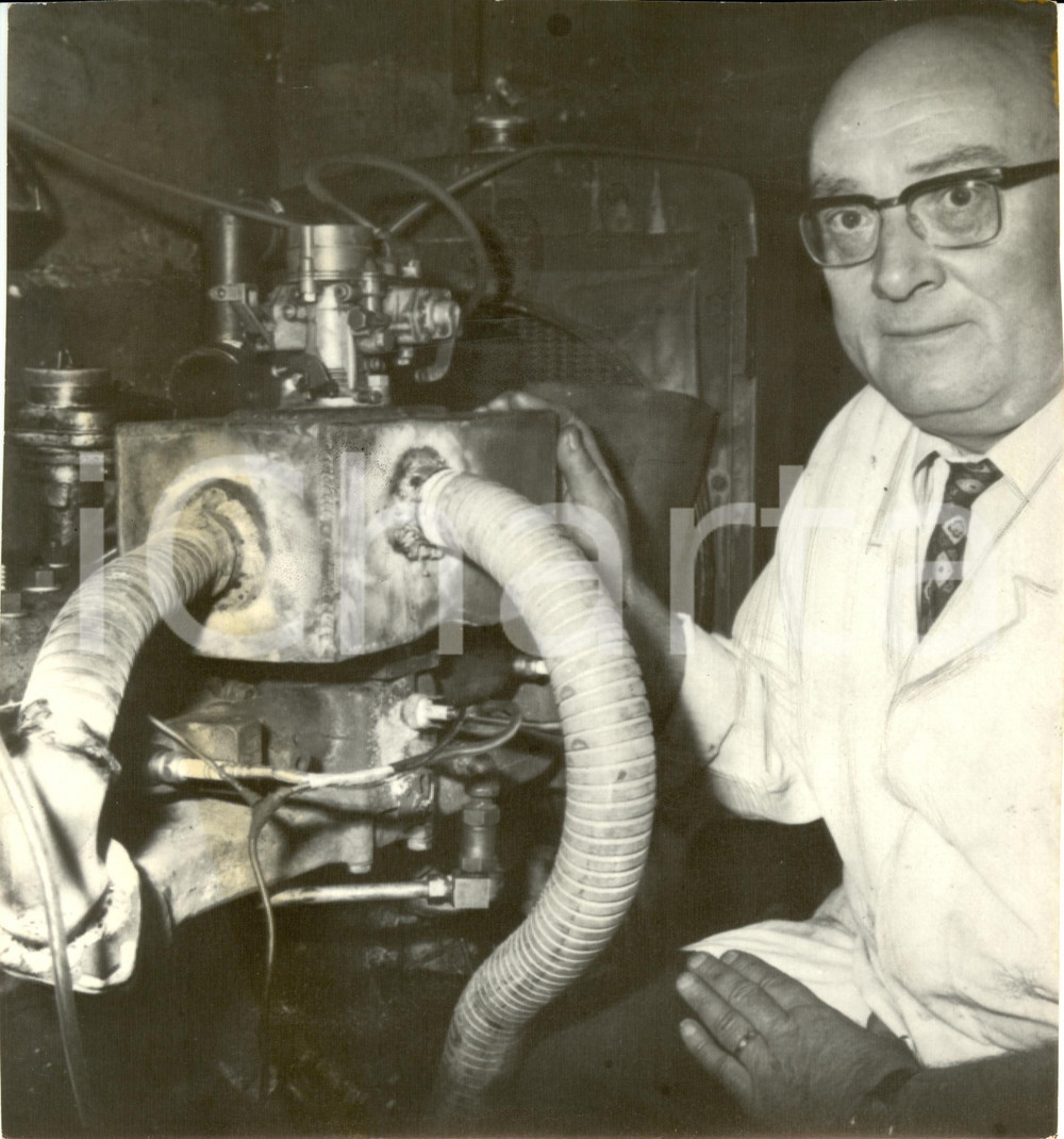 Fotografia d epoca originale 1975 ca ROUEN F Jean Pierre CHAMBRIN mostra il motore ad acqua e alcol Foto 1
