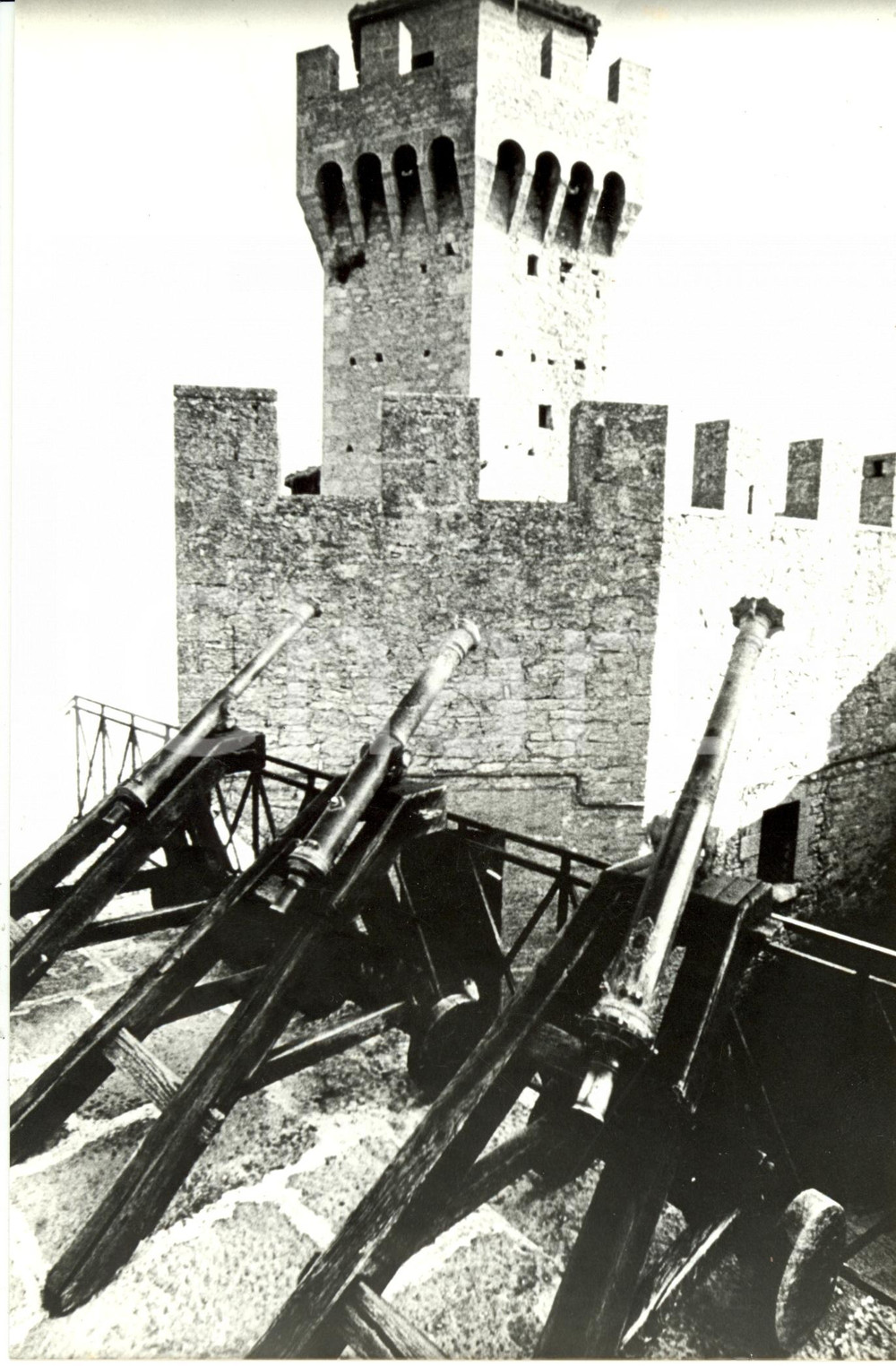 Fotografia d epoca originale 1980 ca REPUBBLICA SAN MARINO Veduta della Terza Torre MONTALE Fotografia 1