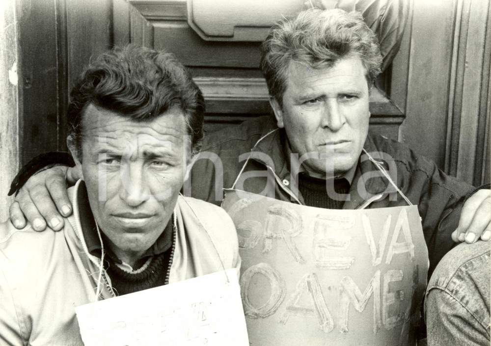 Fotografia d epoca originale 1985 ca BUCAREST Piazza dell UniversitÃ   Operai in sciopero della fame Foto 1