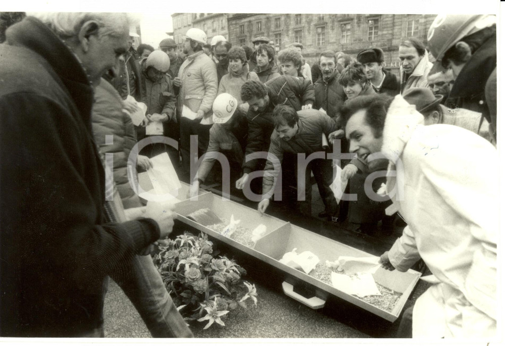 Fotografia d epoca originale 1985 ca STRASBURGO F Dimostrazioni operai STRACEL Cellulosa in sciopero Foto 1