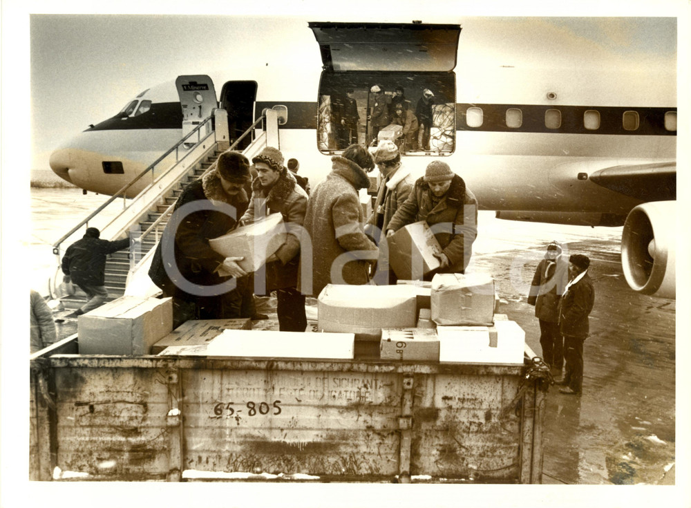 Fotografia d epoca originale 1990 TIMISOARA Romania Aiuti umanitari sono arrivati con l aereo Fotografia 1