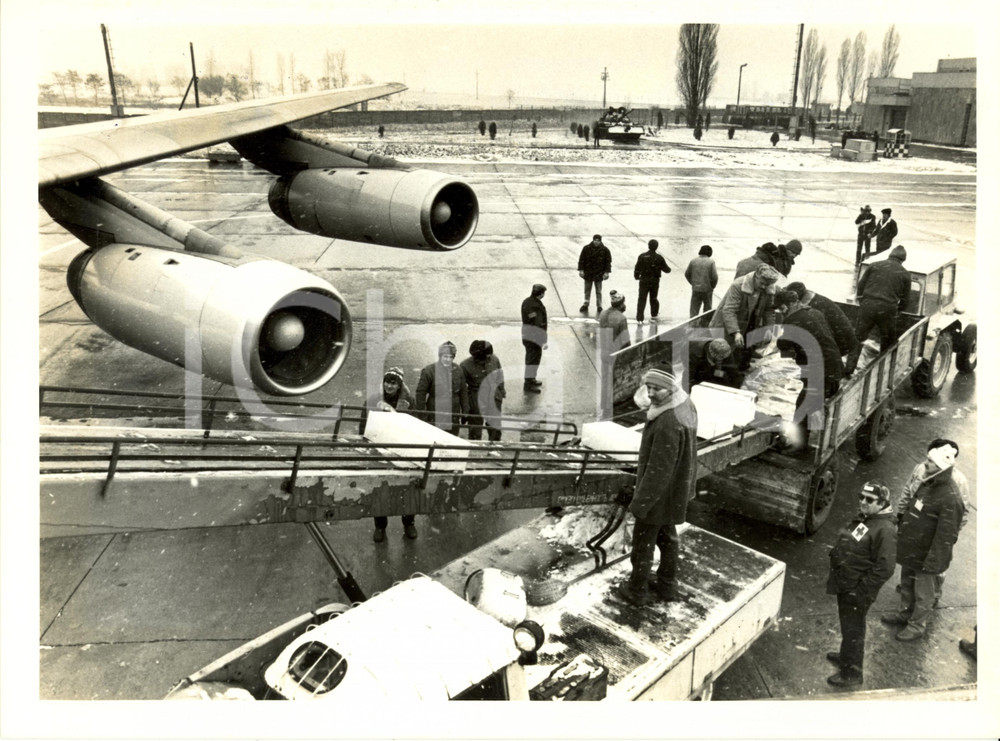 Fotografia d epoca originale 1990 TIMISOARA Romania Aiuti Umanitari arrivano all aeroporto Fotografia 1
