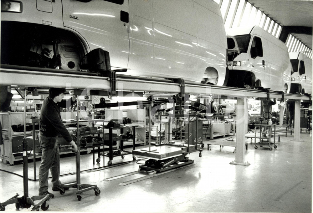 Fotografia d epoca originale 1980 ca SENTHEIM F DANGEL Fabbrica automobilistica  Operai e furgoni Foto 1