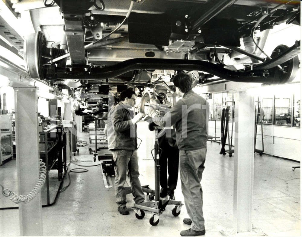 Fotografia d epoca originale 1980 ca SENTHEIM F DANGEL Casa automobolistica  Operai al lavoro Fotografia 1