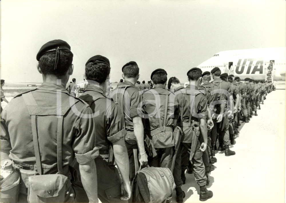 Fotografia d epoca originale 1983 ROISSYENFRANCE Truppe IX Fanteria Marina  Aereo UTA partenza per CIAD 1