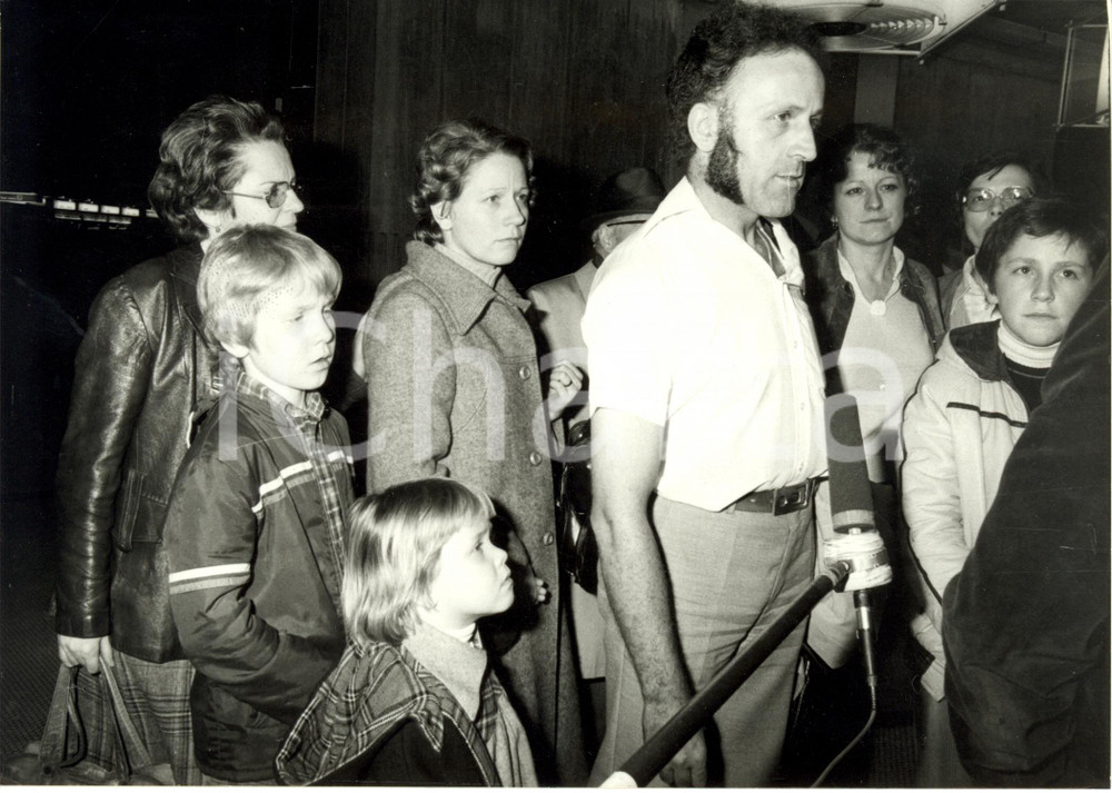 1980 ROISSY-EN-FRANCE Refugiés du TCHAD arrivent a l'aéroport CHARLES DE GAULLE