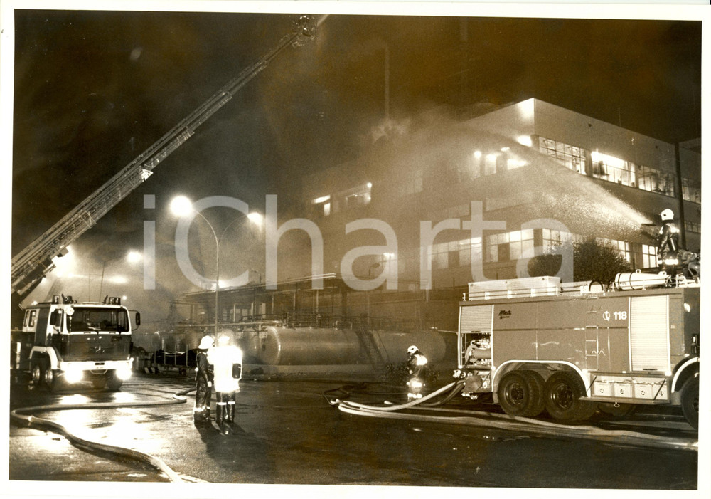 Fotografia d epoca originale 1990 HUNINGUE F SANDOZ Azienda chimicofarmaceutica pompieri esplosione Foto 1