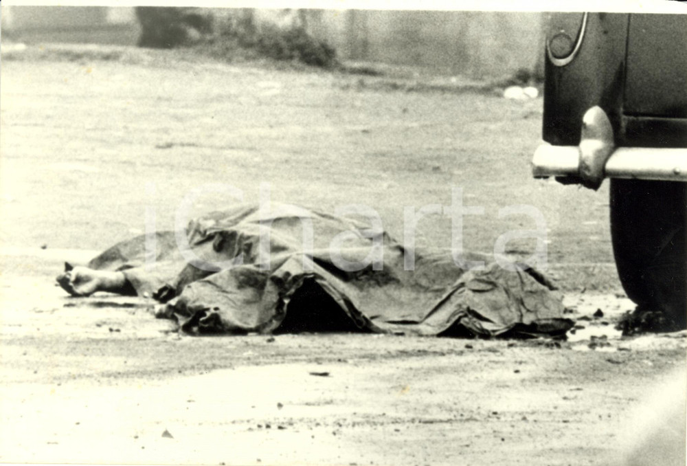 Fotografia d epoca originale 1988 BELFAST Conflitto NORDIRLANDESE Cadavere soldato britannico coperto da telo 1