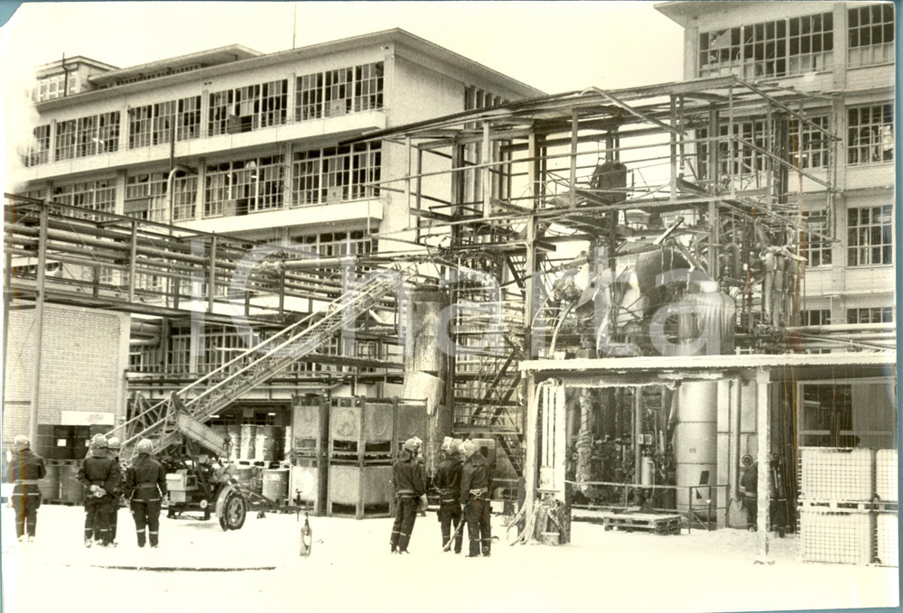 Fotografia d epoca originale 1987 SCHWEIZERHALLE CH SANDOZ chimicofarmaceutica dopo esplosione Fotografia 1