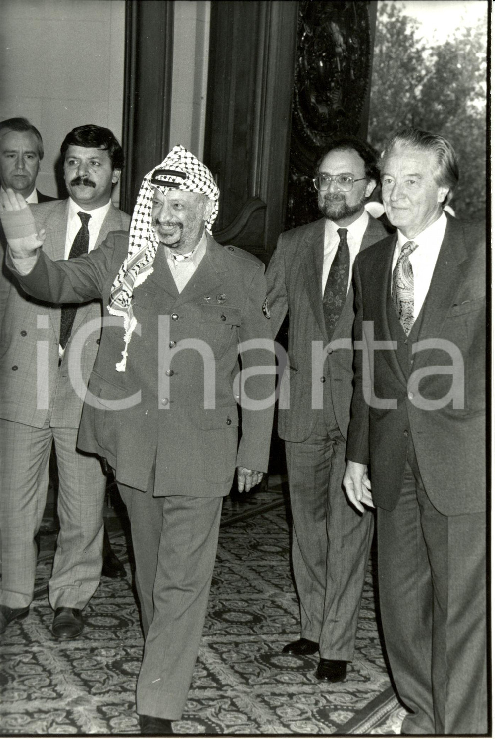 Fotografia d epoca originale 1991 PARIS F Yasser ARAFAT avec Roland DUMAS au QUAY D ORSAY Photographie 1