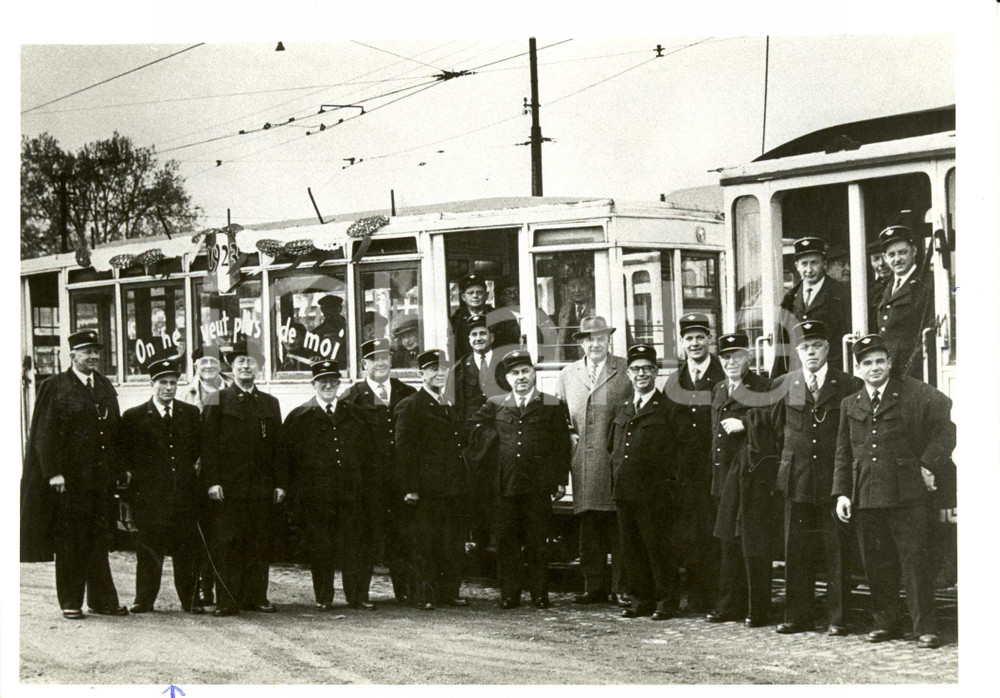 Fotografia d epoca originale 1960 FRANCIA KLIEBER Tranviere va in pensione  Colleghi e tram RISTAMPA 1994 1