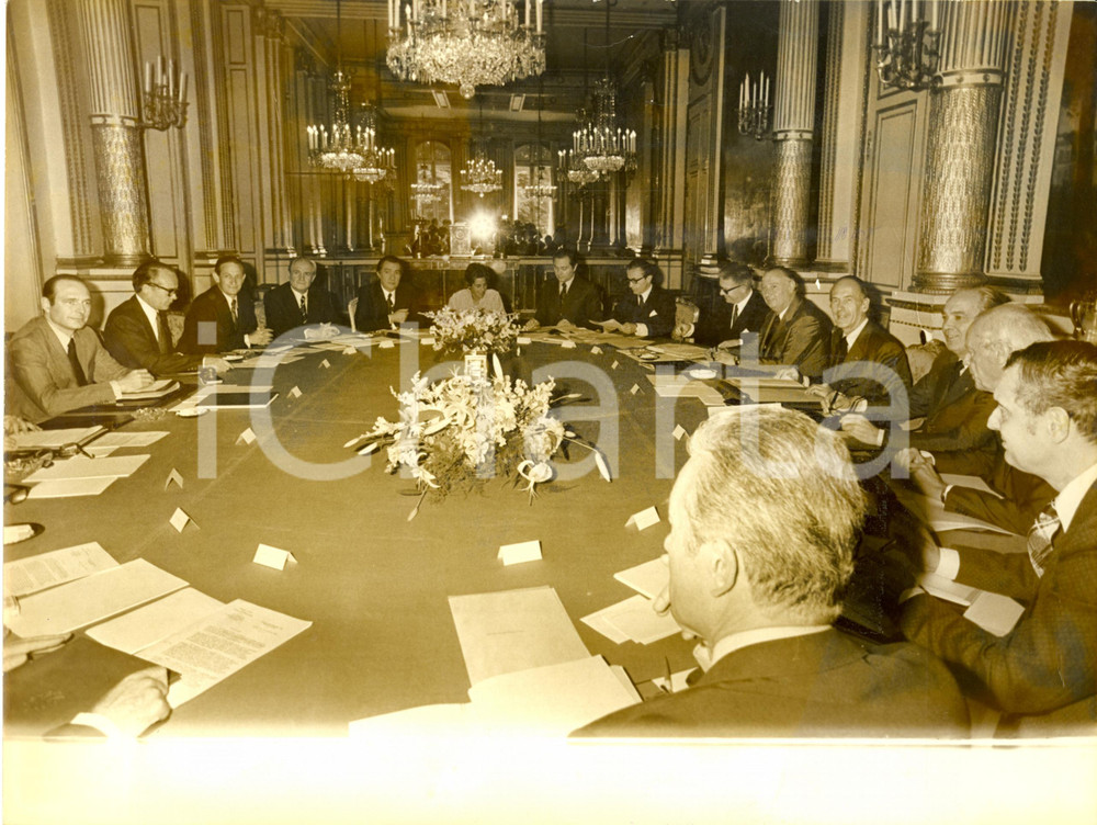1974 PARIS (F) Valéry GISCARD-D'ESTAING e ministri al tavolo del Consiglio *Foto