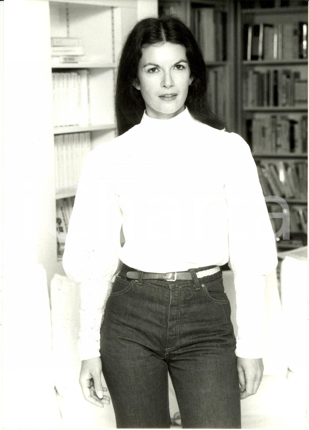 Fotografia d epoca originale 1980 ca PARIS F Nicole AVRIL scrittrice e attrice ritratta nella sua casa Foto 1