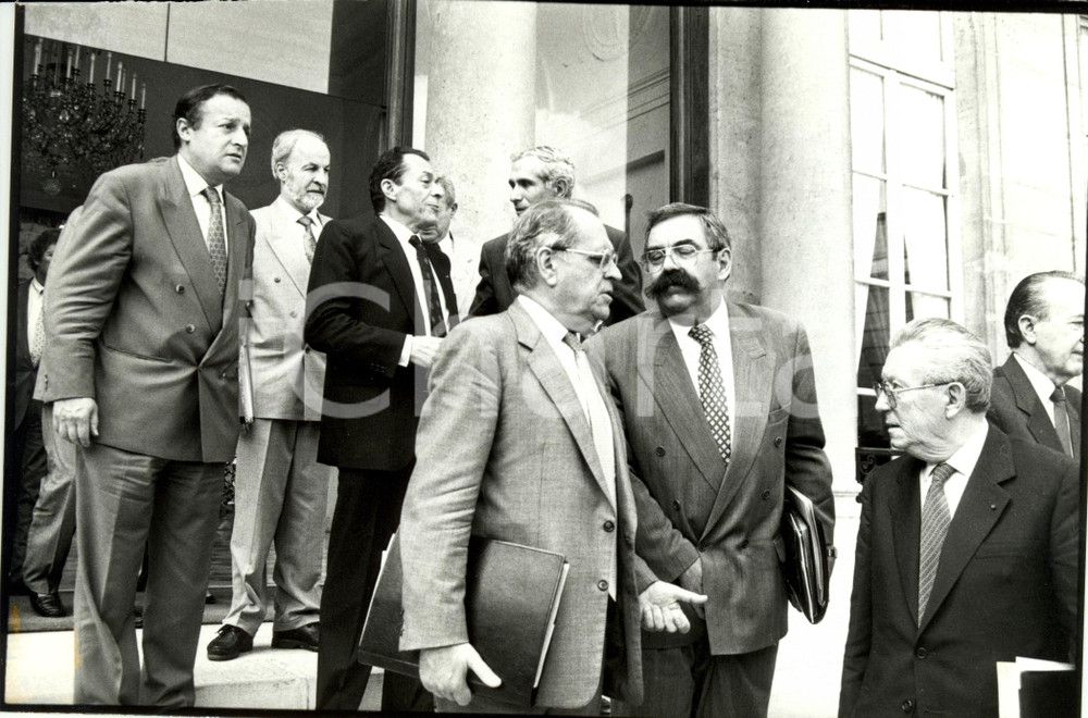 1989 PARIS F Pierre BEREGOVOY Jacques CHEREQUE Théo BRAUN quittent ELYSEE *Photo